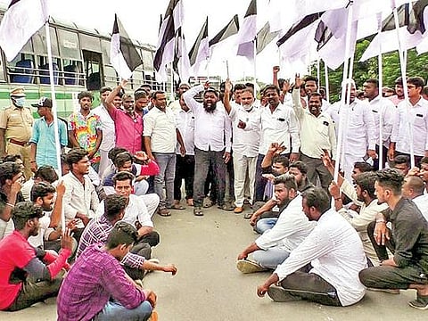 செய்யாறில் தமுமுக கொடியை பயன்படுத்தியதை கண்டித்து திரண்டு வந்த ஜவாஹிருல்லா ஆதரவாளர்களை நேற்று தடுத்து நிறுத்திய காவல் துறையினர். அடுத்த படம்: சாலை மறியலில் ஈடுபட்ட தமுமுகவின் ஹைதர் அலி ஆதரவாளர்கள்.