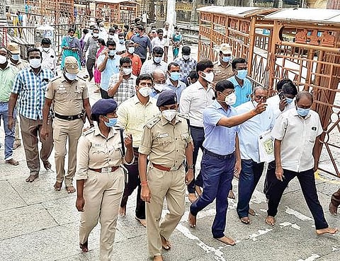 திருவண்ணாமலை அண்ணாமலையார் கோயிலில் நேற்று ஆய்வு செய்த ஆட்சியர் பா.முருகேஷ். அருகில், மாவட்ட காவல் கண்காணிப்பாளர் பவன்குமார் உள்ளிட்டோர்.படம்:  இரா.தினேஷ்குமார்.