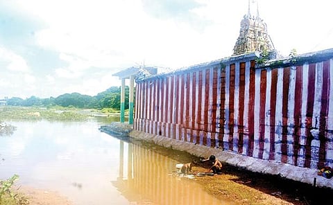 திருநெல்வேலியில் தாமிரபரணியில் வெள்ளம் தணிந்ததை அடுத்து குறுக்குத்துறை முருகன் கோயில் மண்டபம் பெருமளவுக்கு வெளியே தெரிந்தது. படம்: மு. லெட்சுமி அருண்