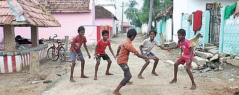 ஒப்பிலான்பட்டி கிராமத்தில் தீபாவளியன்று கபடி விளையாடிய சிறுவர்கள்.