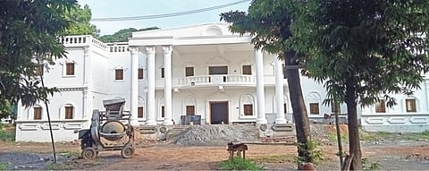 விழுப்புரம் நகராட்சி பயணியர் மாளிகையில் கட்டப்பட்டு வரும் நகராட்சி அலுவலக கட்டிடம்.