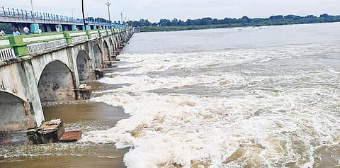 கீழணையில் இருந்து கொள்ளிடம் ஆற்றில்  தண்ணீர் திறந்து விடப்பட்டுள்ளது.