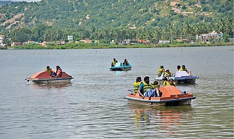 கிருஷ்ணகிரி அவதானப்பட்டி சிறுவர் பூங்கா படகு இல்லத்தில் சுற்றுலாப் பயணிகள் மகிழ்வுடன் சவாரி மேற்கொண்டனர்.