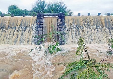 மழையால் குடியிருப்பு பகுதிகளை சூழ்ந்த வெள்ளம் :  நல்லகட்டிபாளையம்-குன்னத்தூர் தரைப்பாலம் நீரில் மூழ்கியதால் மக்கள் அவதி