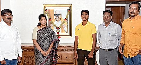 ஜூனியர் உலகக் கோப்பை ஹாக்கி போட்டி நவ.24-ம் தேதி தொடங்குகிறது. இதில் தூத்துக்குடி மாவட்டம் கோவில்பட்டியைச் சேர்ந்த ஹாக்கி யூனிட் ஆஃப் தமிழ்நாடு வீரர் எஸ்.மாரீஸ்வரன் இந்திய அணியில் பங்கேற்று விளையாட உள்ளார். இவருக்கு சென்னையில், கனிமொழி எம்பி வாழ்த்து தெரிவித்து, ஊக்கத்தொகை வழங்கினார். உடன், ஹாக்கி யூனிட் ஆஃப் தமிழ்நாடு தலைவர் சேகர் மனோகரன் மற்றும் துணைச் செயலாளர்கள் ‘ஒலிம்பியன்’ திருமால்வளவன், டி.கிளமென்ட்.