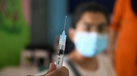 தடுப்பூசி போட்டுக் கொள்ள தயங்குபவர்களால் புதிய வகை கரோனா வைரஸ் பரவும் அபாயம்: மருத்துவ நிபுணர்கள் எச்சரிக்கை