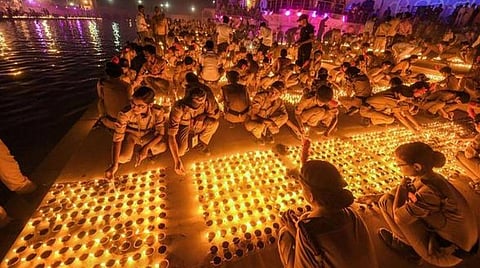 அயோத்தி விளக்குகளிலிருந்து எண்ணெய் எடுத்துச் சென்ற பொதுமக்கள்: பாஜக அரசை விமர்சித்து வைரலாகும் வீடியோ