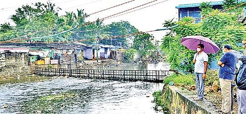 வேலூர் நிக்கல்சன் கால்வாயில் பெருக்கெடுத்து ஓடும் மழைநீரை ஆட்சியர் குமாரவேல் பாண்டியன் நேற்று பார்வையிட்டு ஆய்வு செய்தார்.