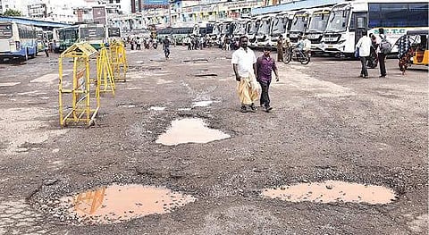 திருச்சியில் பெய்து வரும் தொடர் மழையால் குண்டும் குழியுமாக மாறிவிட்ட மத்திய பேருந்து நிலையம்.படம்: ஜி.ஞானவேல்முருகன்