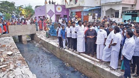 பாளையங்கோட்டை மனகாவலம்பிள்ளை நகரில் உள்ள  கால்வாயை தூர்வாருவது தொடர்பாக போக்குவரத்துத்துறை அமைச்சர் ராஜகண்ணப்பன் ஆய்வு மேற்கொண்டார்.  படம்: மு.லெட்சுமி அருண்