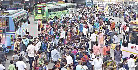 தீபாவளி தொடர் விடுமுறை முடிந்த நிலையில், பொதுமக்கள் பலர் தங்கள் சொந்த ஊரில் இருந்து தாங்கள் பணிபுரியும் ஊர்களுக்கு புறப்பட்டனர். இதனால், சேலம் புதிய பேருந்து நிலையத்தில் நேற்று பயணிகள் கூட்டம் அலைமோதியது.                      படம்: எஸ்.குரு பிரசாத்