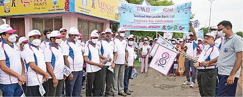 தூத்துக்குடியில் தமிழ்நாடு மெர்க்கன்டைல் வங்கி சார்பில் விழிப்புணர்வு நடைபயணத்தை மாவட்ட காவல் கண்காணிப்பாளர் எஸ்.ஜெயக்குமார் தொடங்கி வைத்தார்.