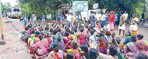 சிவகங்கை அருகே வீரப்பட்டியில் அரசு பேருந்தை சிறைபிடித்து மறியலில் ஈடுபட்ட கிராம மக்கள்.