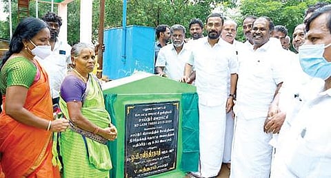 சாப்டூர் ஊராட்சியில் மேல்நிலை குடிநீர் தேக்கத் தொட்டியை முன்னாள் அமைச்சர் ஆர்.பி.உதயகுமார், ரவீந்திரநாத் எம்பி திறந்து வைத்தனர்.