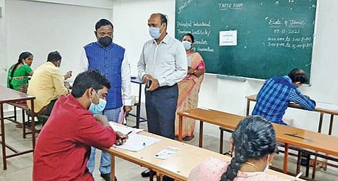 சிதம்பரத்தில் அரசு தொழிற்பயிற்சி நிலைய முதல்வர் பணியிடங்களுக்கான தேர்வு நடைபெறும் மையத்தினை தமிழ்நாடு அரசுப் பணியாளர் தேர்வாணைய தலைவர் கா.பாலசந்திரன் பார்வையிட்டு ஆய்வு செய்தார். அருகில் மாவட்ட ஆட்சியர் கி.பாலசுப்ரமணியம்.