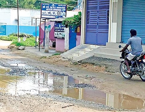வேப்பனப்பள்ளி ஊராட்சி ஒன்றியத்துக்கு உட்பட்ட நெடுசாலை-கத்திரிப்பள்ளி செல்லும் சாலை குண்டும், குழியுமாக உள்ளது. இதனால், வாகன ஓட்டிகள் சிரமத்துக்குள்ளாகி வருகின்றனர்.