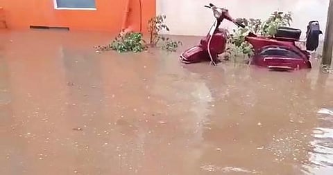 3-வது நாளாக கொட்டித்தீர்த்த  மழையால் மக்கள் அவதி -  திருப்பூரில் பிரதான சாக்கடை கால்வாய் கட்டித்தர வலியுறுத்தல் :