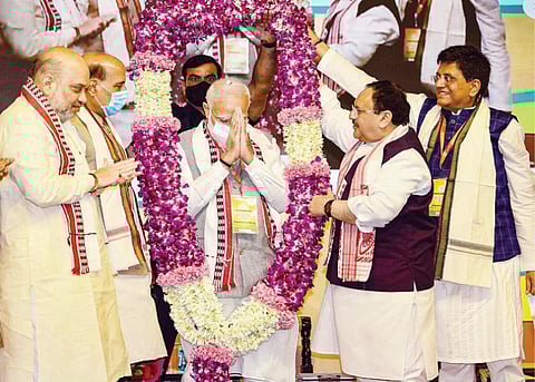 பாஜகவின் தேசிய செயற்குழு கூட்டம் டெல்லியில் நேற்று நடைபெற்றது. இதில் பங்கேற்க வந்த பிரதமர் மோடிக்கு கட்சித் தலைவர் ஜே.பி.நட்டா, மத்திய அமைச்சர் அமித் ஷா உள்ளிட்ட பாஜக மூத்த தலைவர்கள் மாலை அணிவித்து வரவேற்றனர்.படம்: பிடிஐ