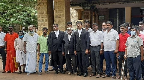 பட விளக்கம்: தூத்துக்குடி துப்பாக்கிச்சூடு வழக்கு விசாரணைக்காக மதுரை மாவட்ட நீதிமன்றத்தில் வழக்கறிஞர்களுடன் நேரில் ஆஜரானவர்கள். 



 

பட விளக்கம்: தூத்துக்குடி துப்பாக்கிச்சூடு வழக்கு விசாரணைக்காக மதுரை மாவட்ட நீதிமன்றத்தில் வழக்கறிஞர்களுடன் நேரில் ஆஜரானவர்கள். 

பட விளக்கம்: தூத்துக்குடி துப்பாக்கிச்சூடு வழக்கு விசாரணைக்காக மதுரை மாவட்ட நீதிமன்றத்தில் வழக்கறிஞர்களுடன் நேரில் ஆஜரானவர்கள். 
தூத்துக்குடி துப்பாக்கிச்சூடு வழக்கு விசாரணைக்காக மதுரை மாவட்ட நீதிமன்றத்தில் வழக்கறிஞர்களுடன் நேரில் ஆஜரானவர்கள். 

 


 



 