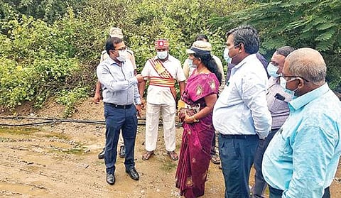 திருப்பத்தூர் நகராட்சிக்கு உட்பட்ட புதுப்பேட்டை பகுதியில் மழை வெள்ளத்தால் பாதிக்கப்பட்ட இடங்களை நேற்று ஆய்வு செய்த ஆட்சியர் அமர் குஷ்வாஹா. அருகில், கோட்ட பொறியாளர் லோகநாதன் உள்ளிட்டோர்.