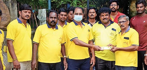 தூய்மை பணியில் சிறப்பாக செயல்பட்ட தூய்மை அருணை இயக்க காவலர்களுக்கு ஊக்க தொகை வழங்கிய நகர ஒருங்கிணைப்பாளர் கார்த்திவேல்மாறன்.