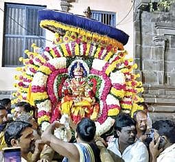 தி.மலை அண்ணாமலையார் கோயிலில் நடைபெற்ற உற்சவத் தில் சிறப்பு அலங்காரத்தில் அருள்பாலித்த பிடாரி அம்மன்.