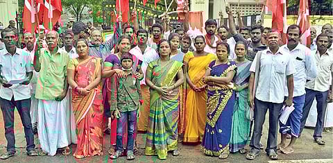 திருநெல்வேலி ஆட்சியர் அலுவலகத்துக்கு மனு அளிக்க வந்த பாப்பாக்குடி ஊராட்சி பகுதி மக்கள்.      			    படம்:  மு. லெட்சுமி அருண்