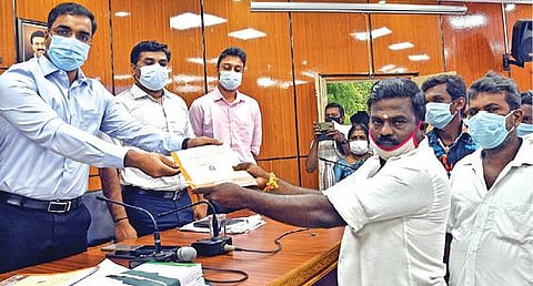 தூத்துக்குடி மாவட்டத்தில் பேரிடர் கால முதல் நிலை பொறுப்பாளர்களாக நியமிக்கப்பட்டுள்ளவர்களுக்கு, அவர்களது பணி விவரம் குறித்த கையேட்டை  ஆட்சியர் கி.செந்தில் ராஜ் வழங்கினார்.                           படம்: என்.ராஜேஷ்