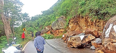 அந்தியூர் - பர்கூர் சாலையில் ஏற்பட்ட மண்சரிவில் பெரிய பாறைகள் சரிந்து சாலையை முழுமையாக ஆக்கிரமித்துள்ளன.