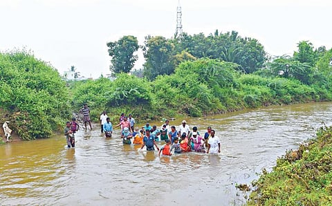 தொடர் மழை காரணமாக திருமணிமுத்தாற்றில் வெள்ளப் பெருக்கு ஏற்பட்டுள்ளது. இந்நிலையில், வீராணம் அடுத்த கோராத்துப்பட்டி கிராமத்தில் இருந்து பக்கிரிக்காடு கிராமத்துக்கு தண்ணீர் பெருக்கெடுத்து ஓடும் ஆற்றில் ஆபத்தான முறையில் செல்லும் கிராம மக்கள்.				             	                படம்: எஸ்.குரு பிரசாத்