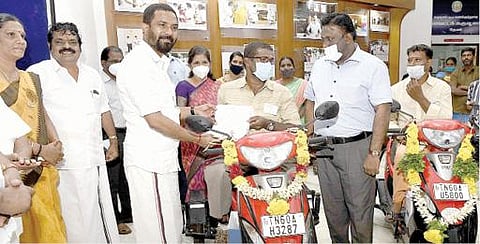 எம்பி தொகுதி மேம்பாட்டுத் திட்டத்தின் கீழ் மாற்றுத்திறனாளிகளுக்கான ஸ்கூட்டர்களை தேனி எம்பி.ப.ரவீந்திரநாத் வழங்கினார்.