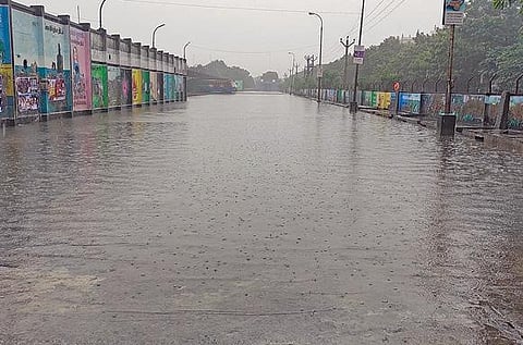 விழுப்புரம் அருகே அகரம்  சித்தாமூர் கிராமத்தில் உள்ள தரைப்பாலத்தின் மேல் பெருக்கெடுத்து ஓடும் வெள்ளம்.