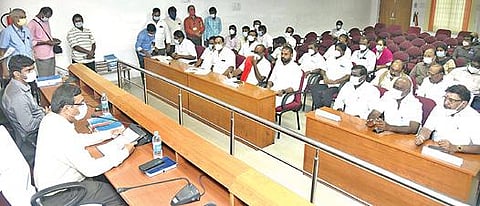 நகர்ப்புற உள்ளாட்சித் தேர்தலுக்காக அமைக்கப்படவுள்ள வரைவு வாக்குச்சாவடி பட்டியல்கள் தொடர்பாக  சேலம் ஆட்சியர் அலுவலகத்தில் ஆலோசனைக் கூட்டம் நடைபெற்றது. இதில், ஆட்சியர் கார்மேகம் பேசினார்.