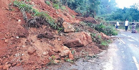 கேத்தி பாலாடா - காட்டேரி அணை சேலாஸ் சாலையில் மண் சரிவு  :