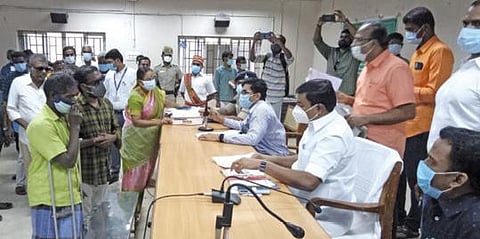 திருப்பூர் ஆட்சியர் அலுவலகத்தில் வாராந்திர குறைதீர் முகாமில் பெறப்பட்ட -  மனுக்கள் மீது உடனடி நடவடிக்கை எடுக்க அமைச்சர் உத்தரவு :