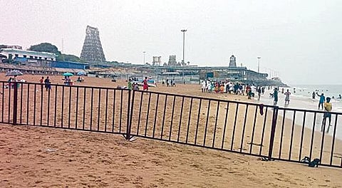 திருச்செந்தூர் கோயில் கடற்கரை முகப்பில் சூரசம்ஹாரம் நடைபெறும் பகுதியில் தடுப்புகள் அமைக்கப்பட்டுள்ளன.