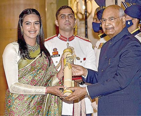 மத்திய அரசின் பத்ம விருதுகள் வழங்கும் விழா டெல்லியில் நேற்று நடந்தது. பாட்மிண்டன் வீராங்கனை பி.வி.சிந்துவுக்கு பத்ம பூஷண் விருதை குடியரசுத் தலைவர் ராம்நாத் கோவிந்த் வழங்கினார்.படம்: பிடிஐ