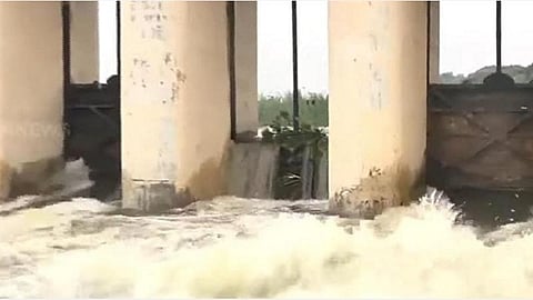 சித்தேரி அணைக்கட்டில் 2 ஷட்டர்  பழுதால் வெளியேற்ற முடியாத உபரிநீர்; 25 கிராமங்களில் புகும் அபாயம்: அதிகாரிகள் அலட்சியம்