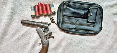 கைதான மகேந்திரமால். பறிமுதல் செய்யப்பட்ட துப்பாக்கி.