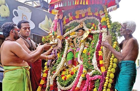 திருநெல்வேலி சந்திப்பு பாளையஞ்சாலை குமாரசாமி கோயிலில் சூரசம்ஹாரத்துக்குப்பின் சுவாமிக்கு நடைபெற்ற தீபாராதனை.படம்: மு. லெட்சுமி அருண்