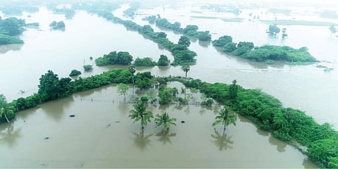 மரக்காணம் அருகே ஓங்கூர் ஆற்றில் ஏற்பட்டுள்ள வெள்ளப்பெருக்கால் கானிமேடு- மண்டகப்பட்டு தரைப்பாலம் மூழ்கி அப்பகுதி தனித் தீவாக காட்சியளிக்கிறது.
