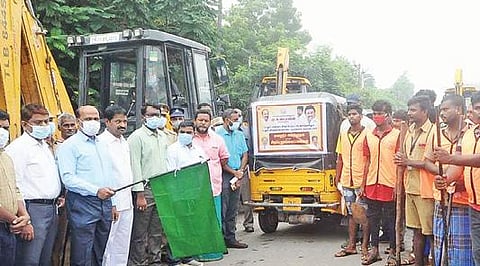 கடலூர் மாநகராட்சி பகுதியில் மழைநீர் அகற்றுதல் மற்றும் தூய்மை பணிகளை ஆட்சியர் கி.பாலசுப்ரமணியம் தொடங்கி வைத்தார். அருகில் எம்எல்ஏ ஐயப்பன் உள்ளிட்டோர்.