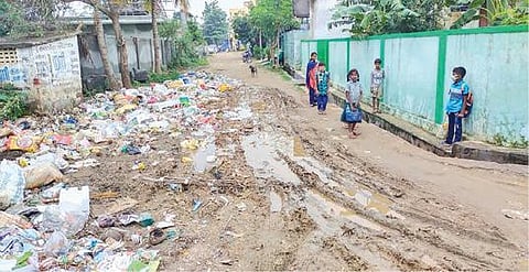 திருப்பூரில் அங்கன்வாடி மையத்துக்கு அருகே -  சேறும், சகதியுமான சாலையால் மாணவர்கள் அவதி :