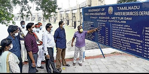 உபரிநீர் திறக்கப்பட்ட நிலையில், நீர்வரத்து நிலவரம் தொடர்பாக மேட்டூர் அணையில் சேலம் மாவட்ட கண்காணிப்பு அலுவலர் சிவ சண்முகராஜா ஆய்வு செய்தார். உடன் ஆட்சியர் கார்மேகம் உள்ளிட்டோர்.