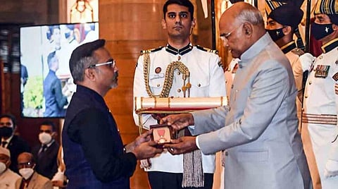 எஸ்.பி.பி.க்கான பத்ம விபூஷண் விருதை பெற்றார் எஸ்.பி.சரண்: சாலமன் பாப்பையா, பாப்பம்மாளுக்கு பத்ம ஸ்ரீ