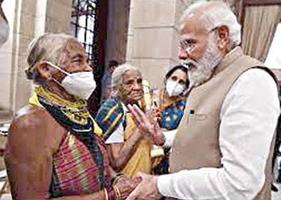 பத்ம ஸ்ரீ விருது பெற்ற துளசி கவுடாவை பாராட்டும் பிரதமர் மோடி.