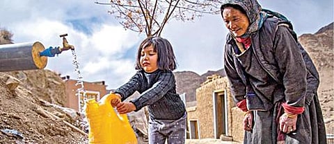 லடாக்கின் லே மாவட்டம் உம்லா கிராமத்தில் அமைக்கப்பட்டுள்ள குடிநீர் குழாயில் மகிழ்ச்சியுடன் தண்ணீர் பிடிக்கும் பேத்தியுடன் பாட்டி.