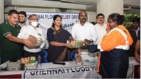 பாதிக்கப்பட்டவர்களுக்கு நிவாரண உதவிகள் வழங்குகிறார் நாடாளுமன்ற உறுப்பினர் கனிமொழி.