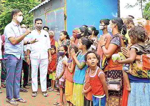 காட்பாடி அடுத்த செங்குட்டை பகுதியில் மழையால் பாதிக்கப்பட்ட  நரிக்குறவர் மக்களை நேற்று சந்தித்து குறைகளை கேட்டறிந்த வேலூர் மாவட்ட ஆட்சியர் குமாரவேல் பாண்டியன்.