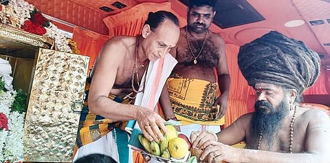 தஞ்சாவூர் மாவட்ட எல்லையான பள்ளியக்ரஹாரத்தில் திருவையாறு ஐயாறப்பர் கோயில் சார்பில் தருமபுர ஆதீனம் குருமகா சன்னிதானத்துக்கு வரவேற்பு அளிக்கப்பட்டது.